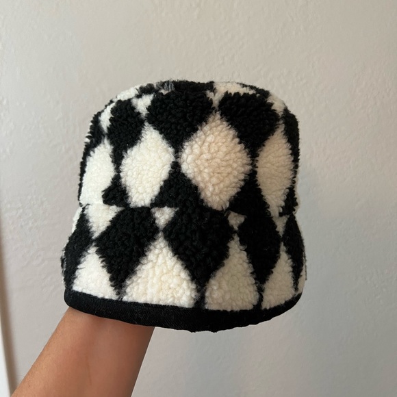 ARGYLE SHEARLING BUCKET HAT, BLACK - Picture 3 of 3